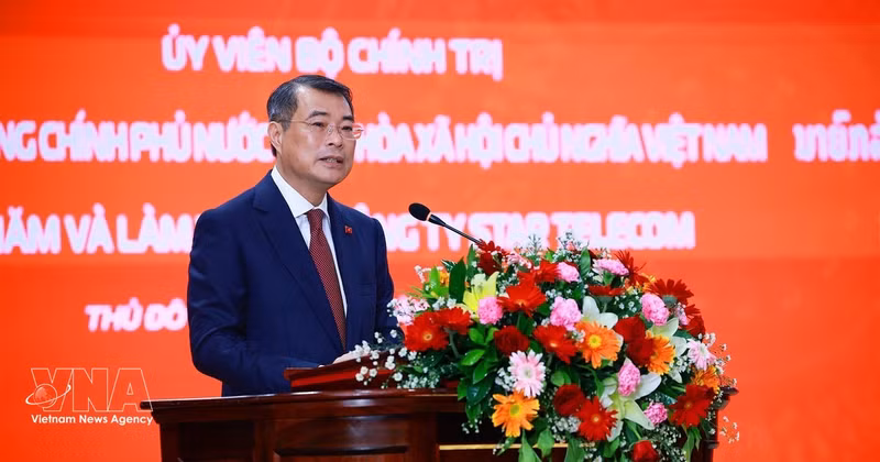 越南政府总理黎明兴前往位于首都万象的越南军队工业—电信集团（Viettel）与老挝亚洲电信公司的合资企业——Star Telecom公司（Unitel）。（图片来源：越通社）