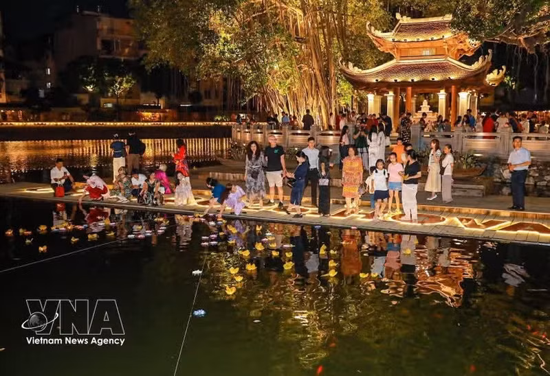 “文庙—文湖放花灯之夜”活动期间，放花灯体验吸引众多市民和游客参与。