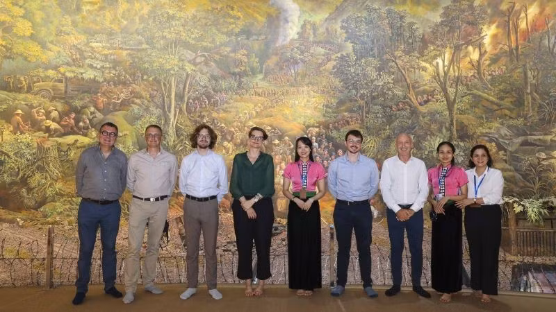 法国专家代表团在越南奠边府大捷博物馆参观体验3D展示空间。（图片来源：法国驻越南大使馆）