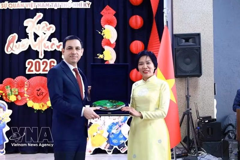 越南驻土耳其大使邓氏秋河向伊斯坦布尔市副市长Mehmet Sülün赠送纪念品。（图片来源：越通社）