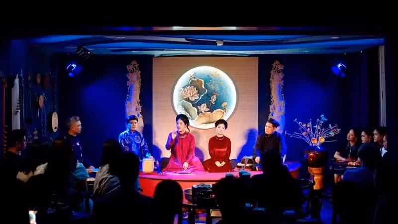 游客在CADAO Collective艺术空间欣赏歌筹表演。