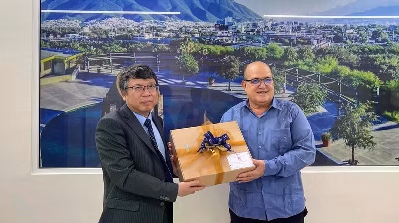 埃米利亚诺·萨帕塔大学校领导向阮文海大使赠送纪念品。（图片来源：越通社）