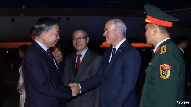 加拿大政府官员以及越南驻加拿大大使馆干部、工作人员在渥太华麦克唐纳－卡蒂埃国际机场迎接苏林总书记、国家主席。（图片来源：越通社）