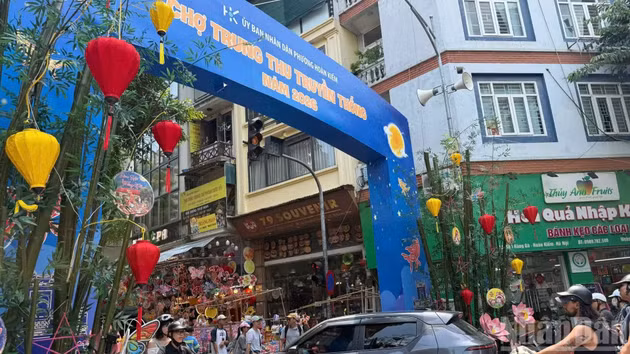 还剑坊人民委员会搭建了精美的迎宾门，方便市民前往行马街购物、参观和游玩。