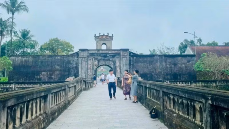游客参观广治古城遗迹。