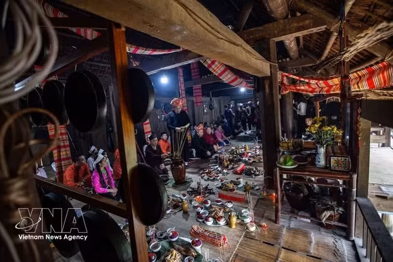 对于富寿省芒族地区各乡村而言，芒巫仪式至今仍存在于当地民众的文化和信仰生活中。（图片来源：越通社）