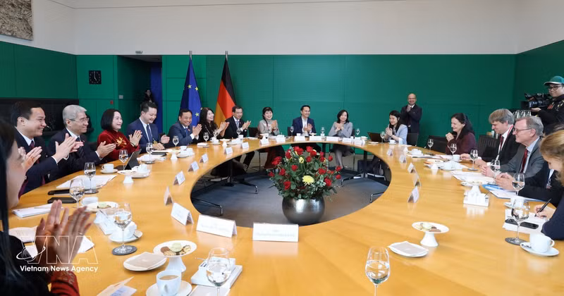 国会副主席阮氏清与德国联邦议会副议长博多·拉梅洛举行会谈。（图片来源：越通社）