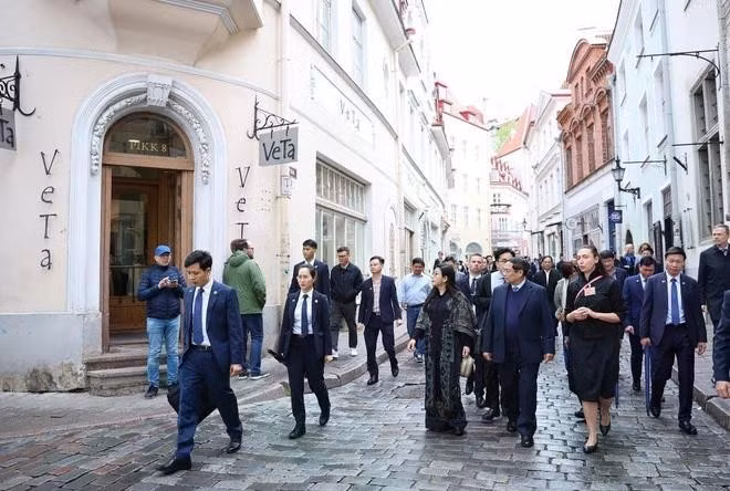 越南政府总理范明正和夫人参观塔林古城。