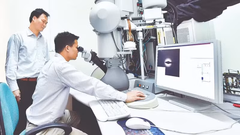 河内理工大学的科研活动。（阮登 摄）