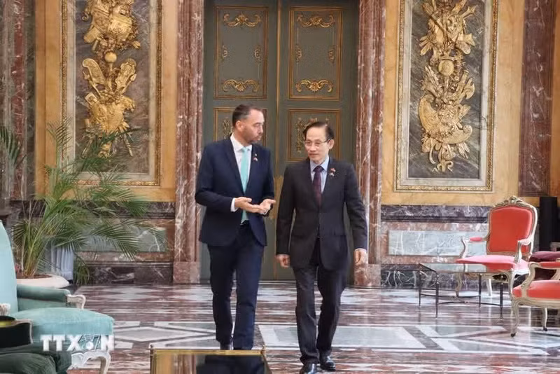 越南外长黎怀忠会见比利时副首相兼外交大臣马克西姆·普雷沃。（图片来源：外交部）
