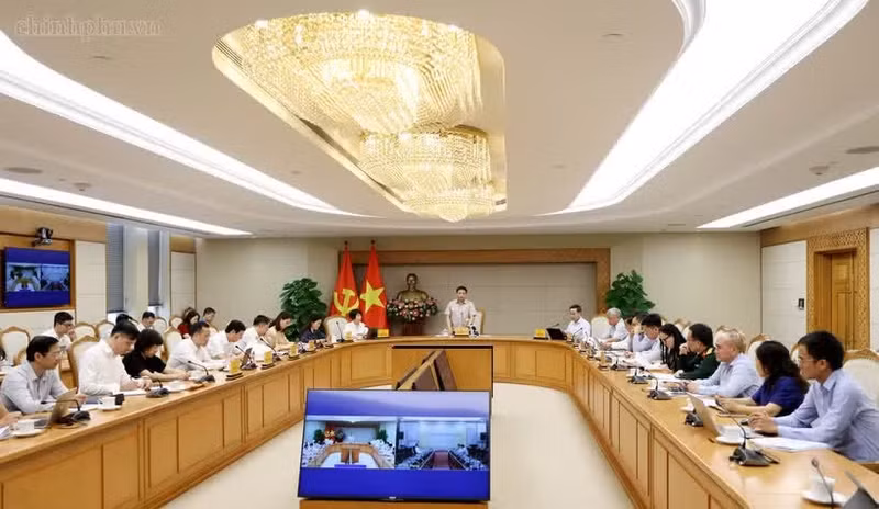 政府副总理、越南国际金融中心执行委员会主任阮文胜主持会议。（图片来源：政府门户网）