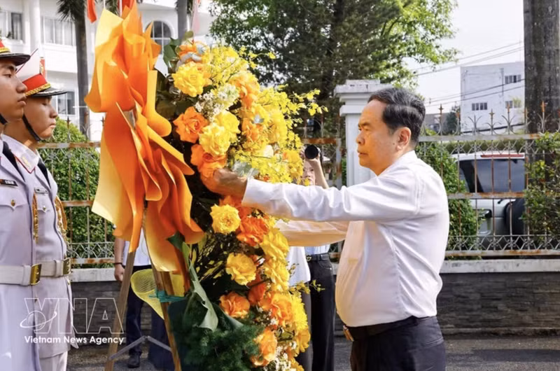 国会主席陈青敏在霍门郡宫国家历史文化遗迹进香。（图片来源：越通社）