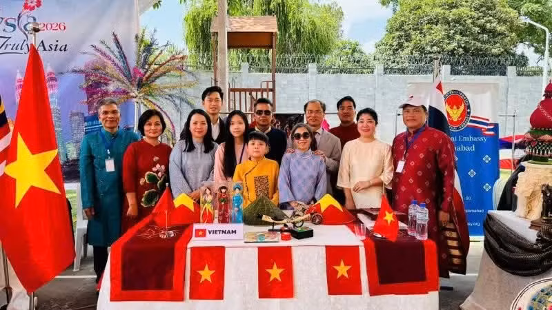 越南驻巴基斯坦大使馆干部在活动展位前合影留念。（图片来源：越南驻巴基斯坦大使馆)