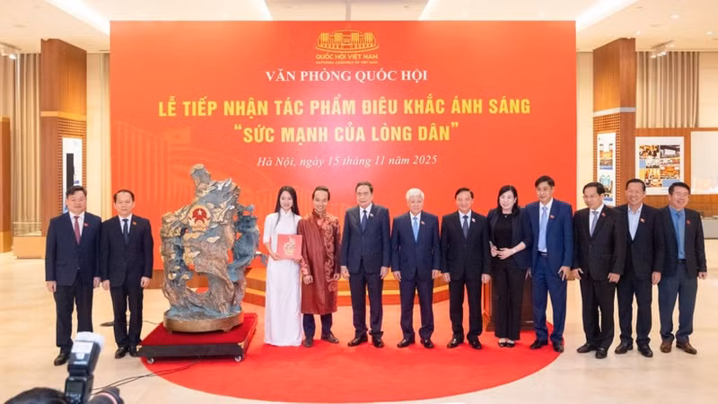 越南国会主席陈青敏出席光雕作品《民心力量》接收仪式。（本报记者 维灵摄）