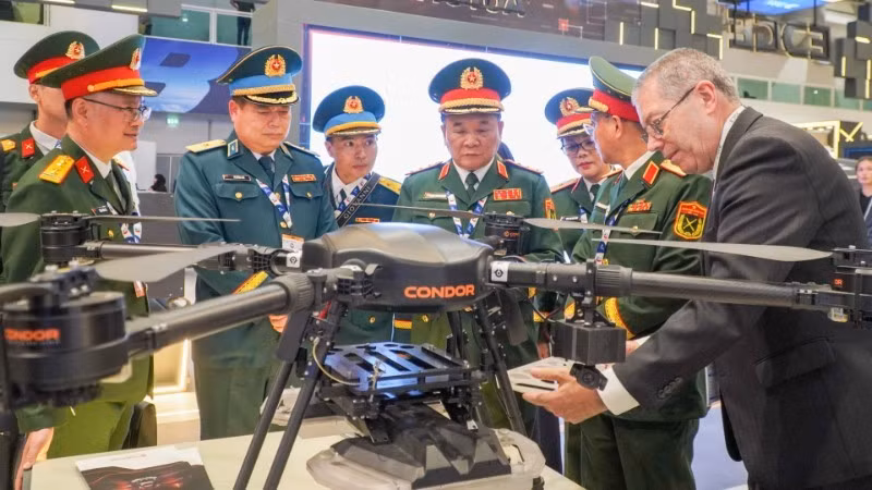 国防部副部长黄春战上将一行参加2025年迪拜航空展。