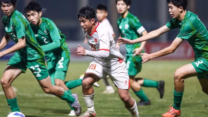 U17越南队射手在中国澳门球员包夹下表现出色。