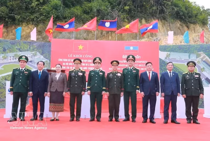 越共中央政治局委员、政府副总理、国防部部长潘文江大将和老挝人民革命党中央政治局委员、政府副总理、国防部长坎良•奥萨宋出席老越边防军事协调点建设项目奠基仪式。