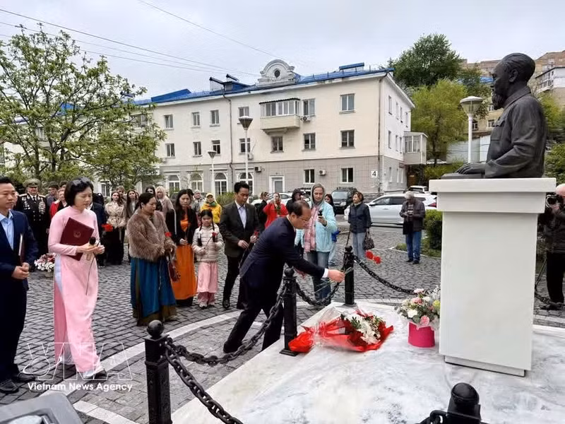 位于符拉迪沃斯托克市的胡志明主席雕像。