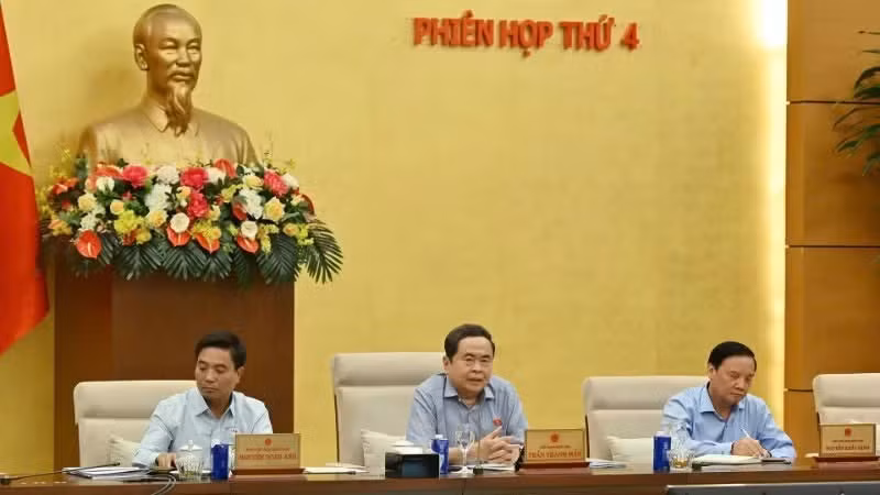 越南国会主席陈青敏主持会议。