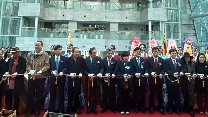 各代表为展览剪彩。（图片来源：越南驻韩国大使馆）