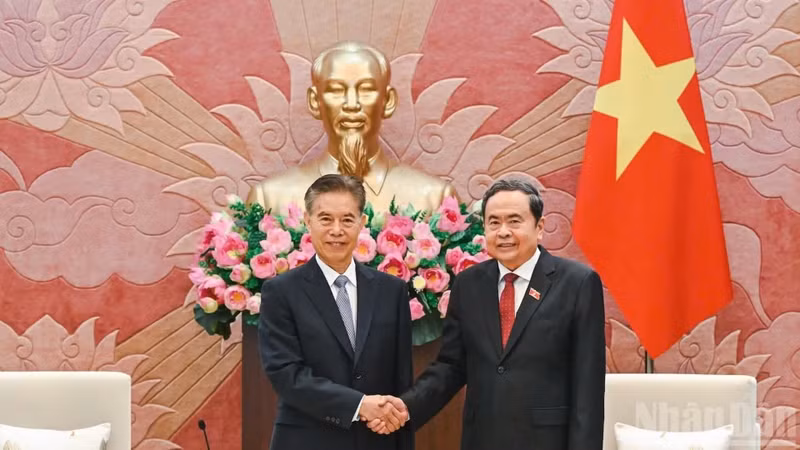 越南国会主席陈青敏与中国全国人大财政经济委员会主任委员钟山。