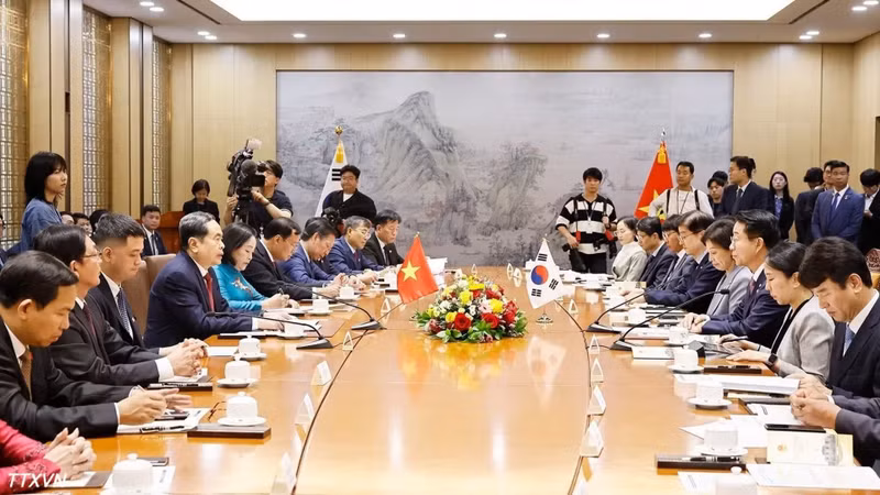 越南国会主席陈青敏与韩国国会议长赵正湜举行会谈。