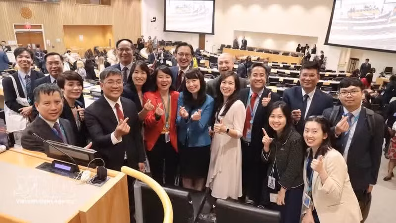 越南候选人阮氏兰英副教授（右四）在《联合国海洋法公约》第36次缔约国会议上当选为国际海洋法法庭（ITLOS）法官。