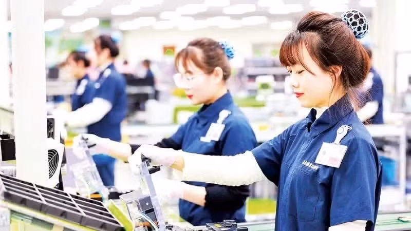 三星电子越南太原工厂的手机生产线。（阮玉 摄）