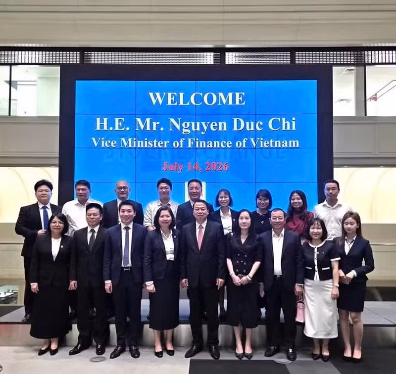 双方代表合影。（图片来源：越南财政部和国家证券委员会）