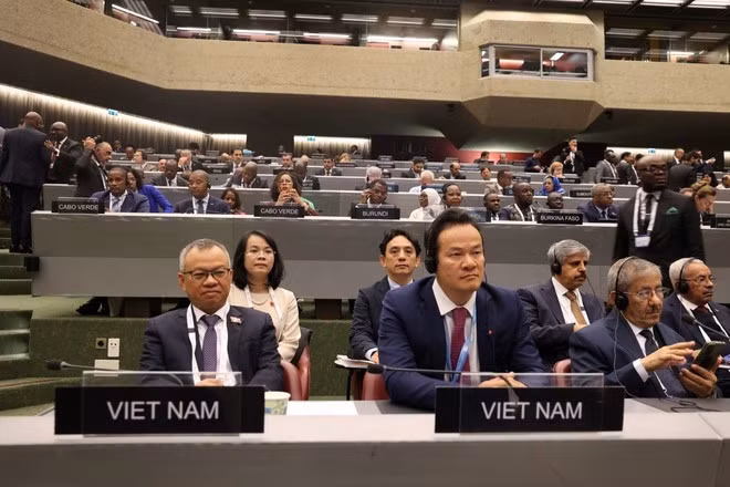 越南国会对外委员会副主任阮孟进先生与越南常驻联合国日内瓦办事处和瑞士其他国际组织代表团团长梅潘勇大使，以及越南代表团其他成员出席第149届各国议会联盟大会。（图片来源：越通社）