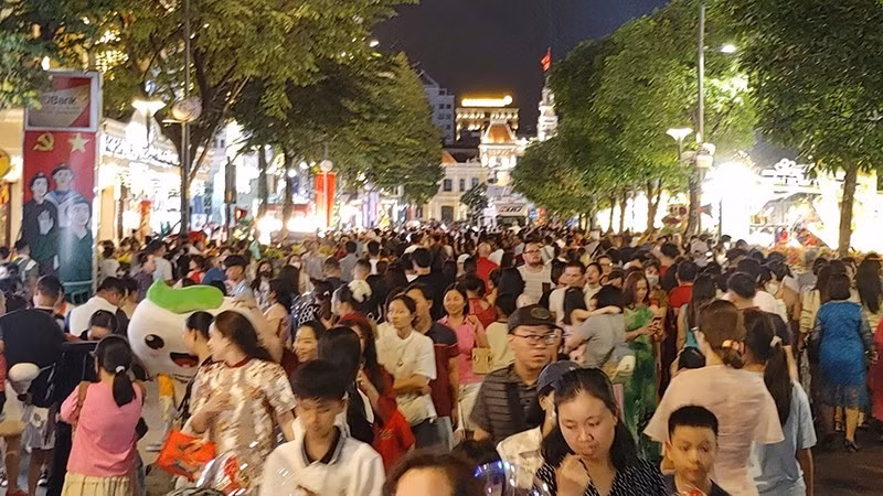 市民大量聚集在阮惠步行街。