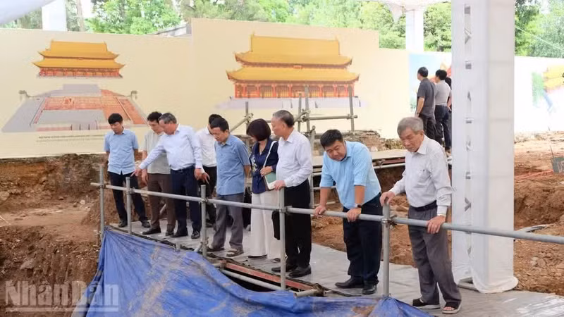 专家学者实地考察敬天殿基址考古发掘现场。