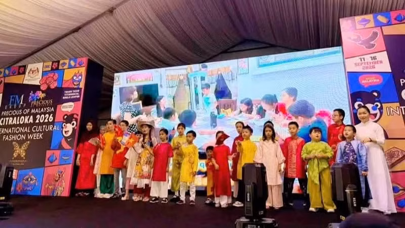 少年儿童在纪念仪式上参加文艺演出。（图片来源：越南驻马来西亚大使馆）