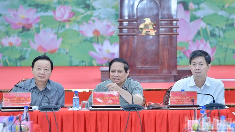 政府总理范明正主持召开关于湄公河三角洲地区高速公路项目实施情况会议。（青江 摄）