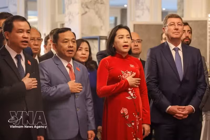 越南国会副主席阮氏清和各位代表出席越南国庆81周年暨越瑞建交55周年的纪念典礼。