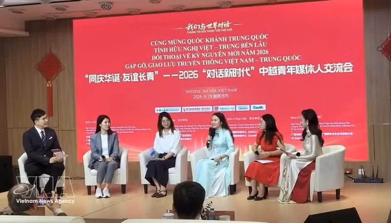 越中青年代表围绕“同志加兄弟，携手向未来的主题进行交流分享。（图片来源：越通社）