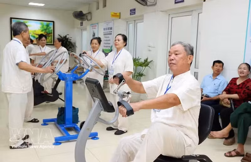 宣光省(原安山县)福宁乡Éo村瑶族青农俱乐部的年长女性向年轻一代传授瑶族锦缎纺织技艺。