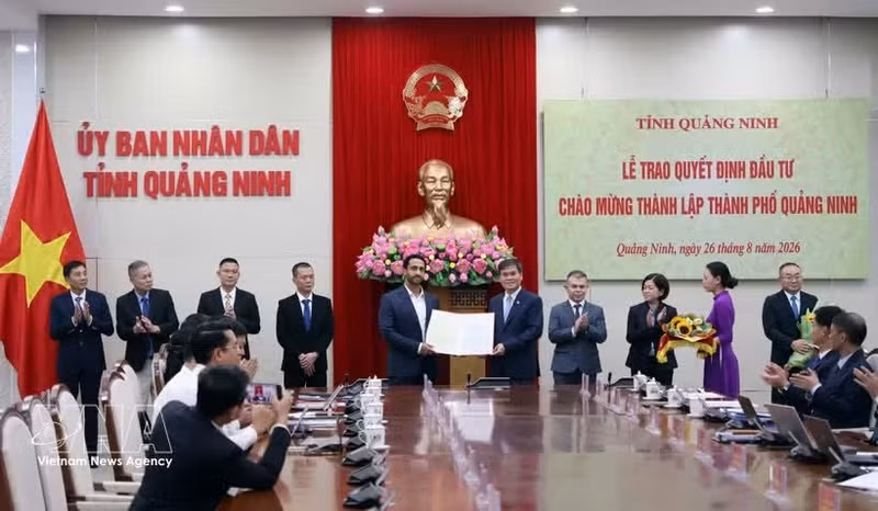 2026年8月26日，广宁省人民委员会向16个项目颁发投资决定，投资总额约为16.075万亿越盾。（图片来源：越通社）