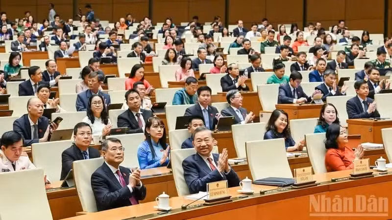 越共中央总书记、国家主席苏林，政府总理黎明兴同与会代表出席第十六届国会第一次非常规会议闭幕式。（维灵 摄）