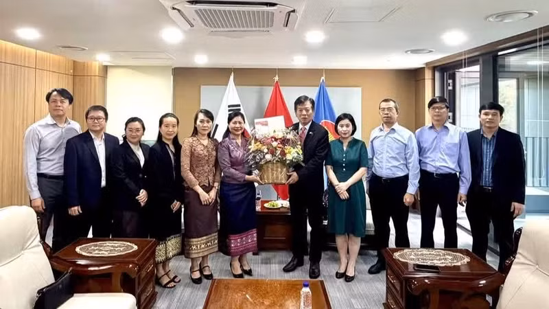 老挝驻韩国大使馆工作人员到访越南驻韩国大使馆，献花并祝贺越南国庆81周年。（图：越南驻韩国大使馆供图）