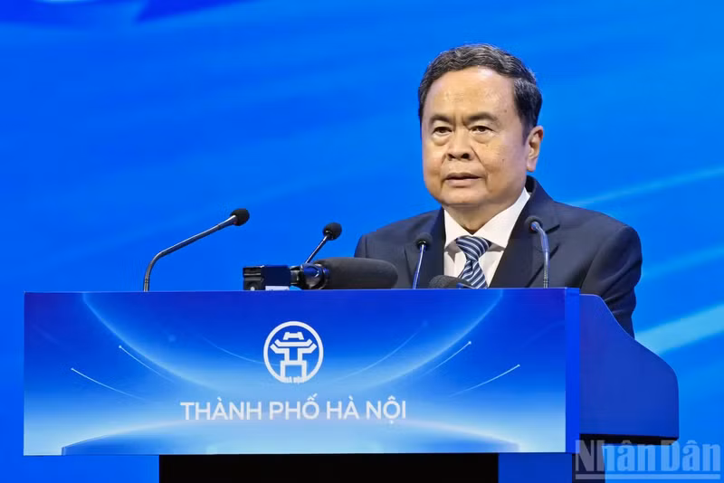 越共中央政治局委员、国会主席陈青敏发表讲话。