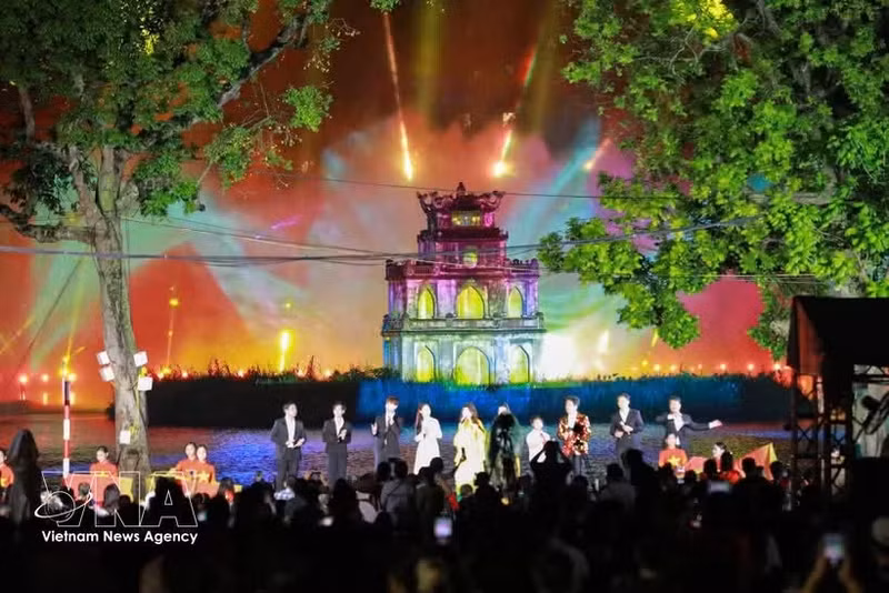 龟塔上的3D Mapping灯光秀结合水幕系统。（图片来源：越通社）