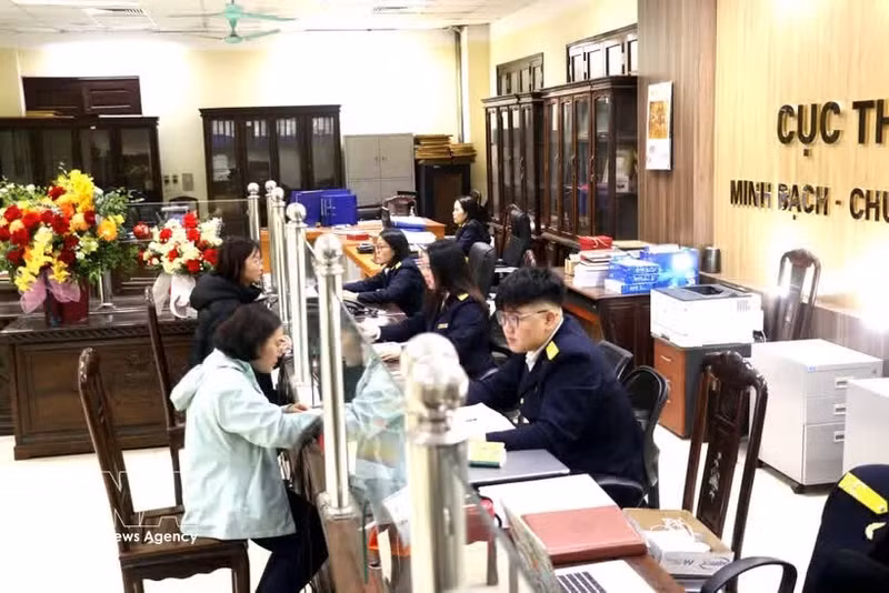 民众和企业在兴安省第四区域税务分局办理行政手续。（图片来源：越通社）