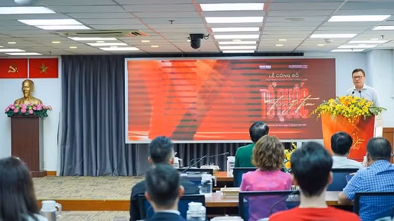 越共中央委员、《人民报》社总编辑、中央宣教部副部长、越南新闻工作者协会主席黎国明在新闻发布会上致辞。（世英 摄）