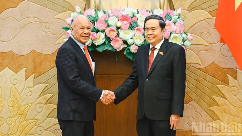 越南国会主席陈青敏会见墨西哥劳动党总书记、参议员阿尔贝托·阿纳亚·古铁雷斯。（维灵 摄）