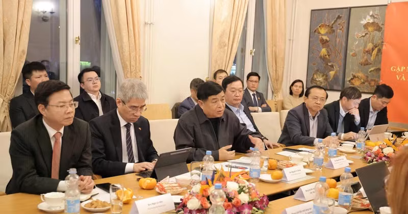 越南政府副总理阮志勇发表讲话。