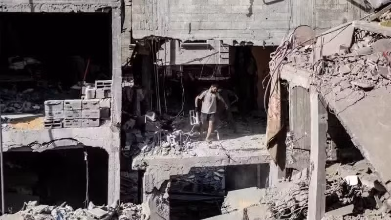 2026年5月9日，加沙西部阿尔-沙蒂（Al-Shati）难民营遭受以色列袭击后的破败景象。（图片来源：新华社/越通社）