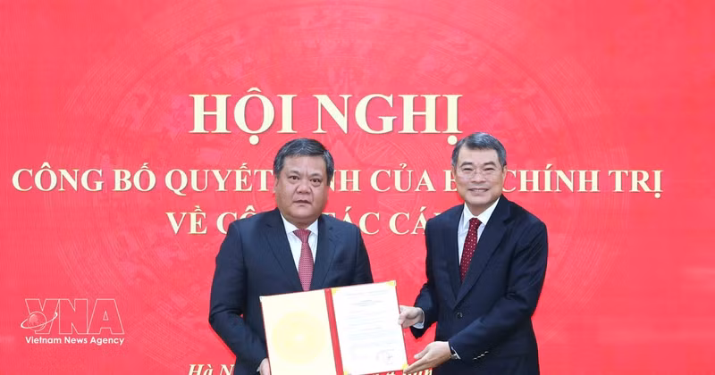 中央组织部部长黎明兴向越共中央委员、庆和省委副书记、省人民委员会主席陈峰颁发中央政治局的任命决定书。（图片来源：越通社）