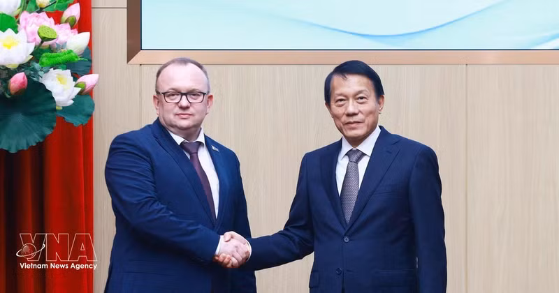 越南公安部长梁三光与白俄罗斯国家司法鉴定委员会主席沃尔科夫。（图片来源：越通社）