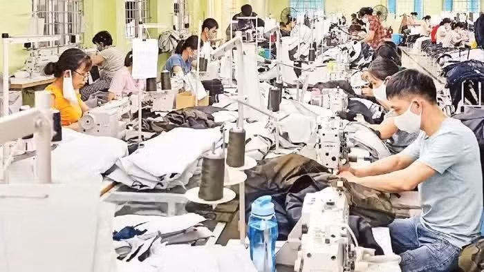 南定纺织服装股份总公司员工正在生产出口服装。